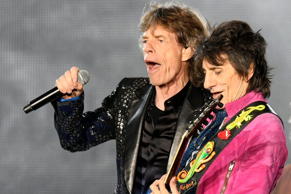 El cantante Mick Jagger (i) y el guitarrista Ron Wood.