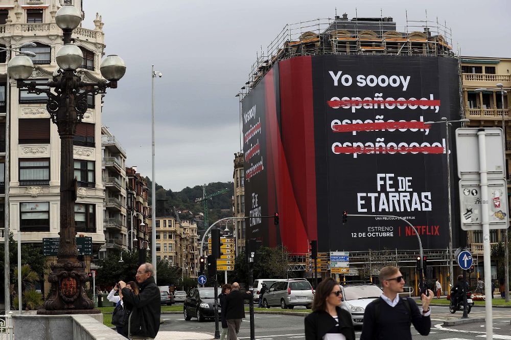 Un cartel anuncia la película "Fe de Etarras", del realizador donostiarra Borja Cobeaga, en la fachada de un edificio del barrio de Gros de San Sebastián. 