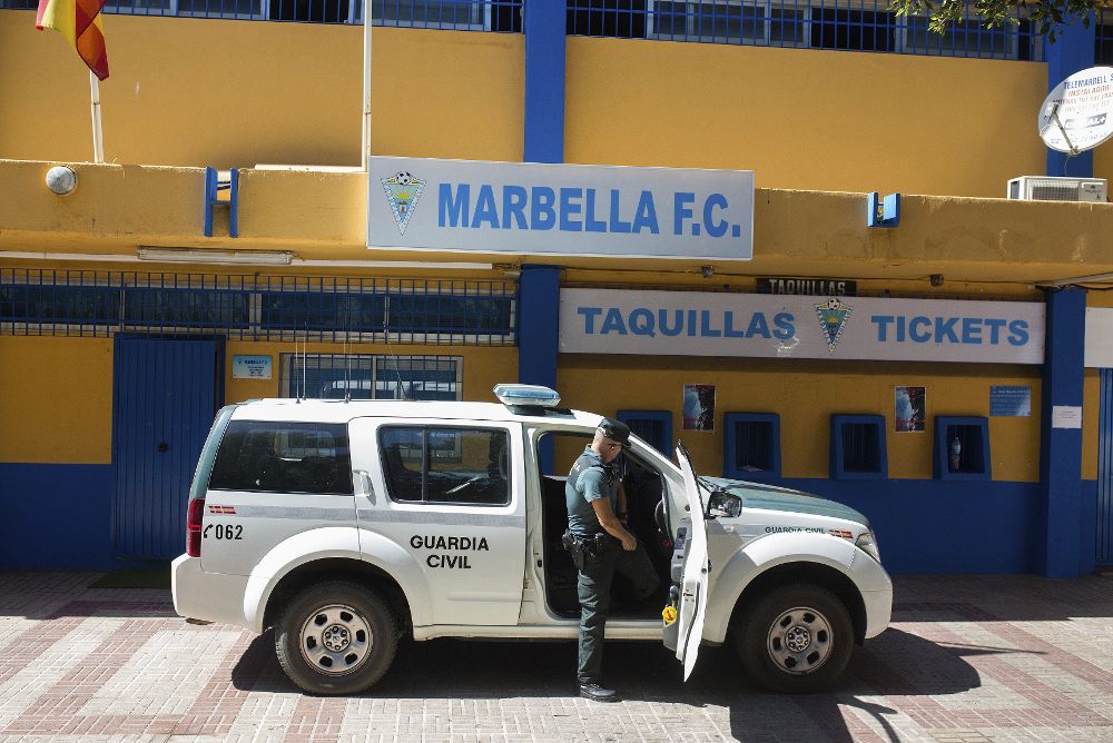 La Guardia Civil registra las instalaciones del estadio del Marbella Club de Fútbol desde primera hora de la mañana.
