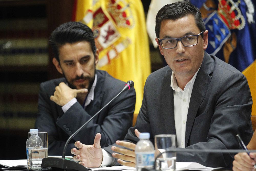 El consejero de Obras Públicas y Transportes del Gobierno de Canarias, Pablo Rodríguez (d), compareció hoy en comisión parlamentaria.