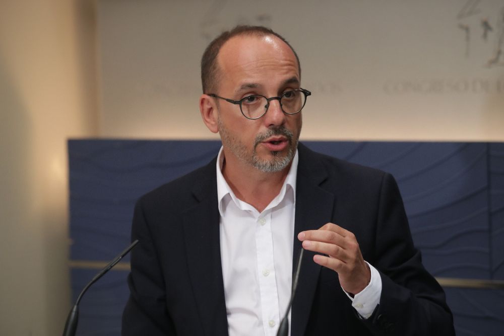 El portavoz del PDeCAT, Carles Campuzano, ha asegurado en una rueda de prensa hoy en el Congreso que "no está en la hoja de ruta" de su partido la declaración unilateral de independencia de Cataluña.