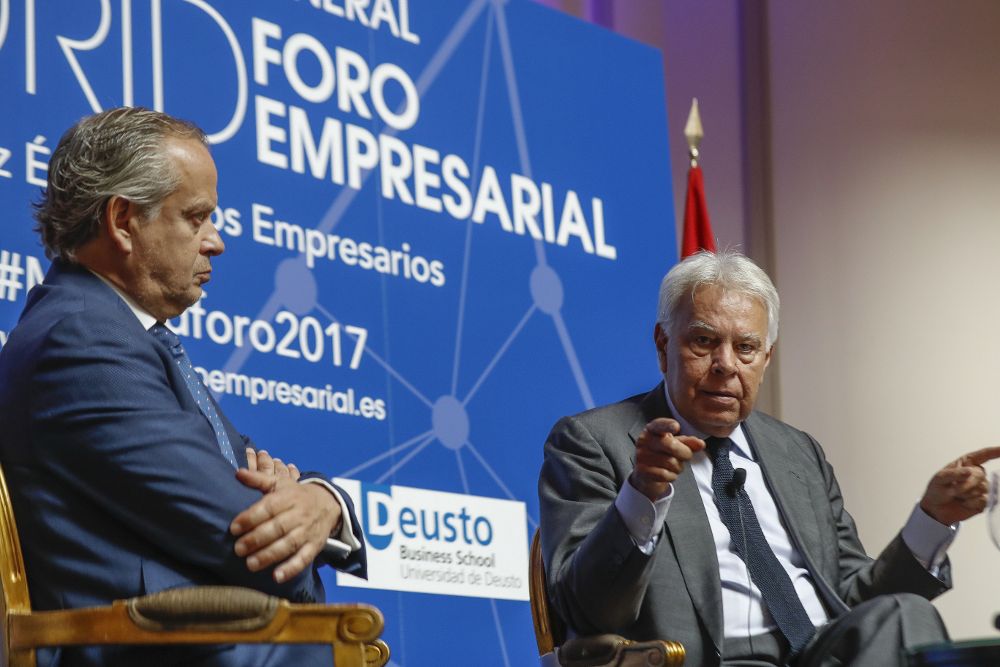 El expresidente del Gobierno Felipe González (d) durante su participación en la II Asamblea de Madrid Foro Empresarial que reúne en la capital a la cúpula empresarial madrileña.