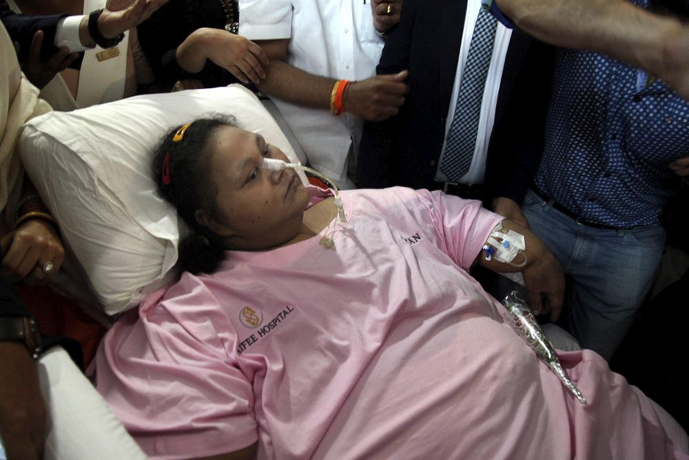 Fotografía de archivo que muestra a la egipcia Eman Ahmed Abd El Aty mientras salía del hospital Saifee en Bombai (India), el 4 de mayo pasado. 