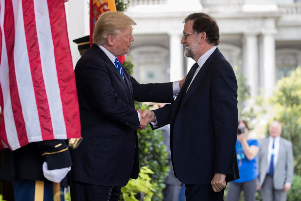 El presidente estadounidense Donald J. Trump (izda) saluda al presidente del Gobierno español, Mariano Rajoy, a su llegada a la Casa Blanca.