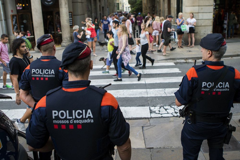 Una unidad de los Mossos d'Esquadra por las calles del centro de Barcelona.