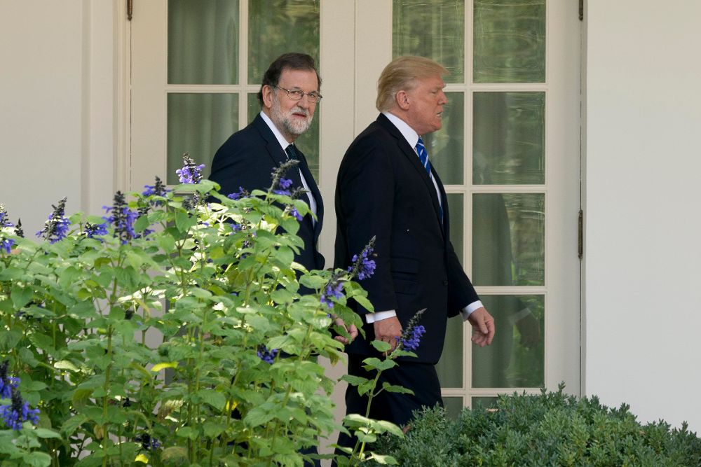 Donald Trump y Mariano Rajoy caminan hacia el Rose Garden de la Casa Blanca para ofrecer una rueda de prensa conjunta.