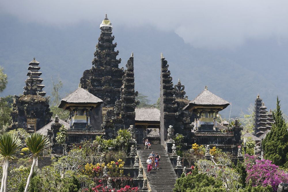 Turistas visitan el templo Besakih en la ladera del Monte Agung en Karangasem en Bali (Indonesia).