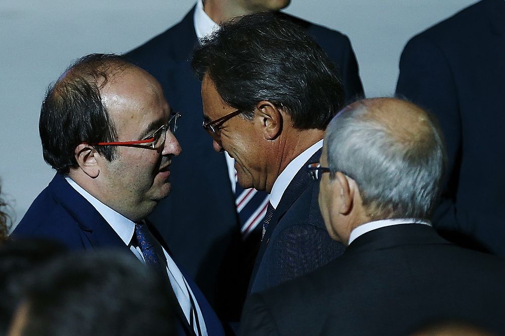 El expresamente de la generalitat Artur Mas (c) conversa con Miquel Iceta (i), líder del PSC.