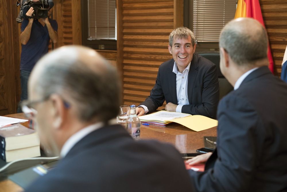 El presidente del Gobierno de Canarias Fernando Clavijo (2d), charla con el consejero de Economía Pedro Ortega.