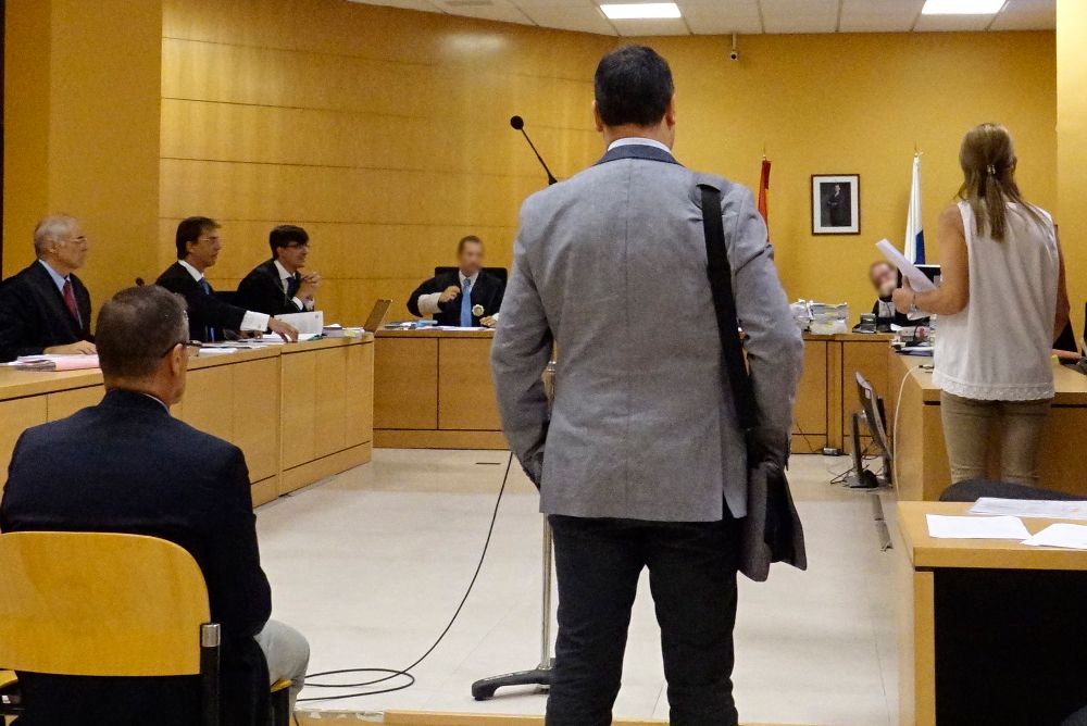 Rymán Reyes (de espaldas, única foto que permite el juez) fue el primer testigo de ayer.