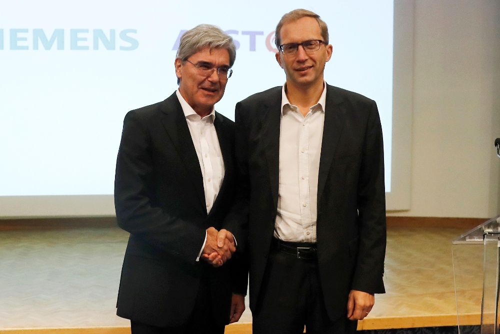 El presidente de Siemens, Joe Kaeser (i), y el responsable de Alstom, Henri Poupart-Lafarge, ofrecen una rueda de prensa sobre la fusión.