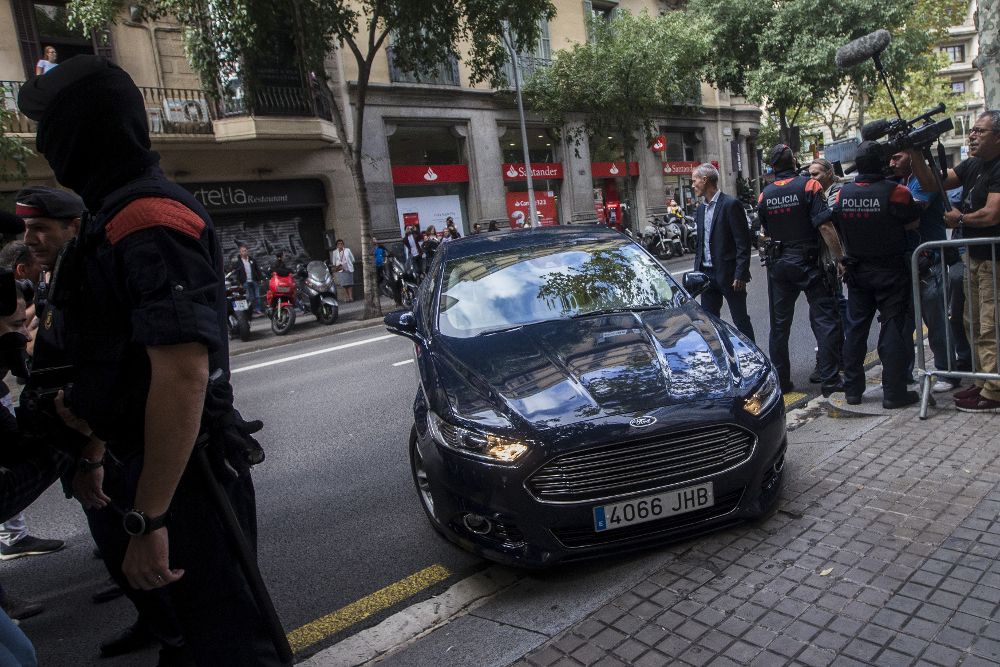 El vehículo que conduce al mayor de los Mossos, Josep Lluís Trapero, a su llegada a la reunión de mandos policiales de hoy.
