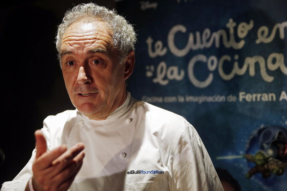 El cocinero Ferran Adrià durante el acto con niños en el que ha elaborado recetas de su libro "Te cuento en la cocina".