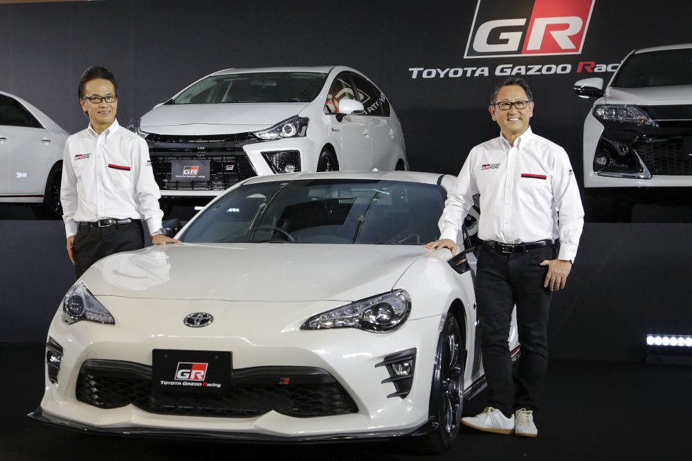 El presidente de Toyota, Akio Toyoda (d).