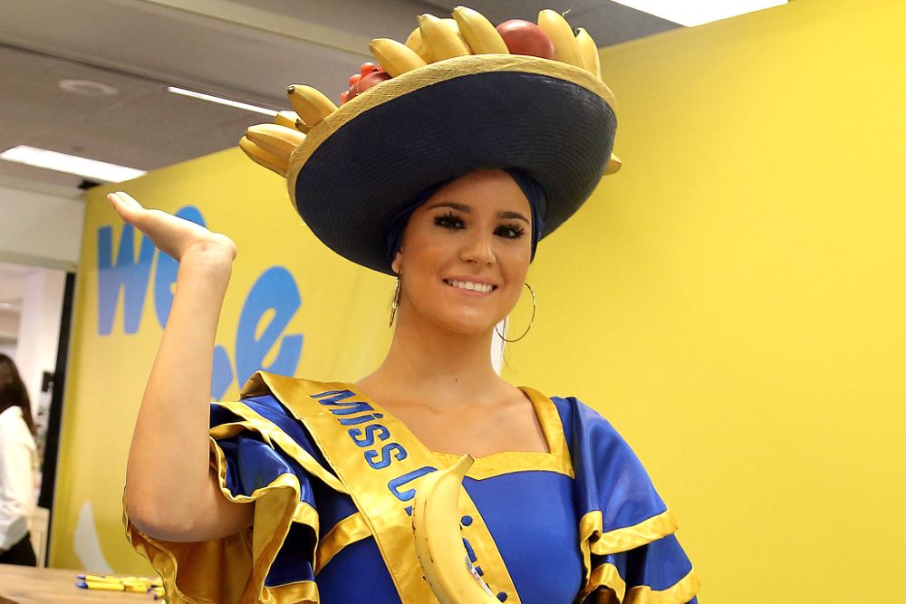 Una modelo posa con un traje de vendedora tradicional de bananos durante la inauguración del séptimo Congreso Internacional sobre Banano.