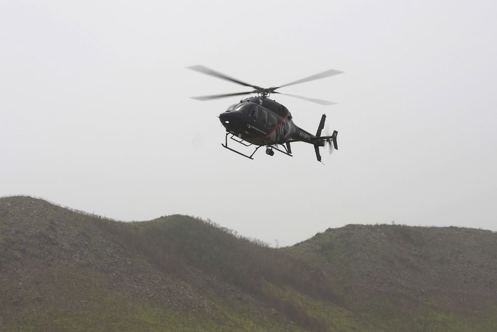 Un helicóptero de las Fuerzas Unidas de Rápida Acción (FURA) se aproxima al Campamento Santiago, sede de la Guardia Nacional de Puerto Rico.