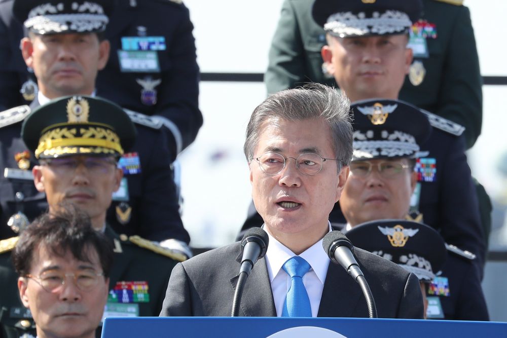 El presidente surcoreano, Moon Jae-in (c).