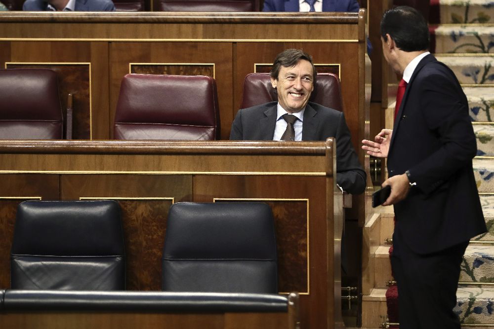 El portavoz del PP, Rafael Hernando (i), y el diputado Fernando Martínez-Maíllo.