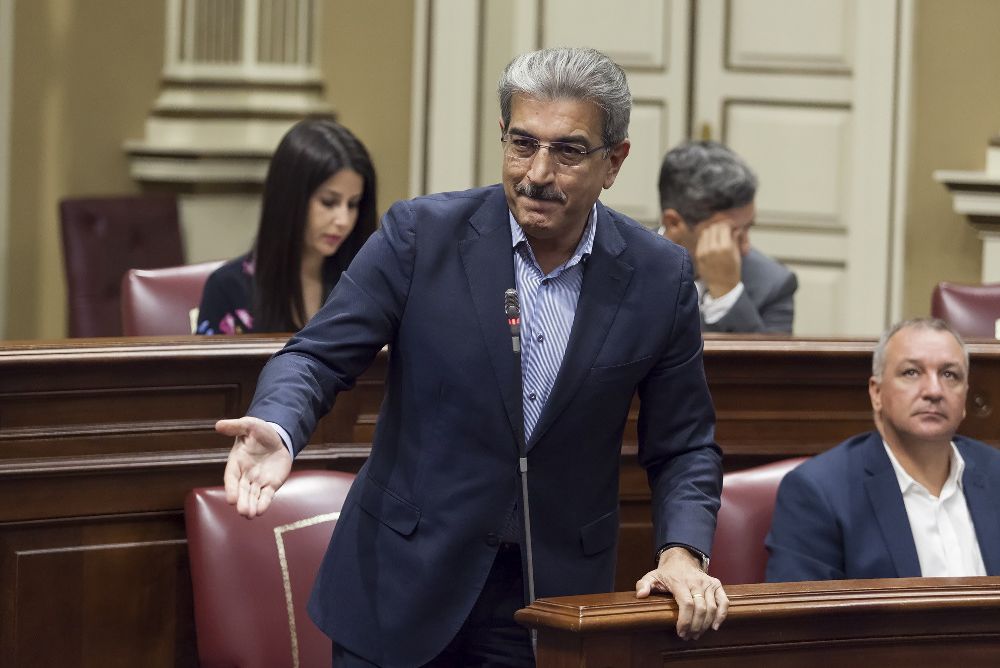 Román Rodríguez, durante un pleno del Parlamento de Canarias.