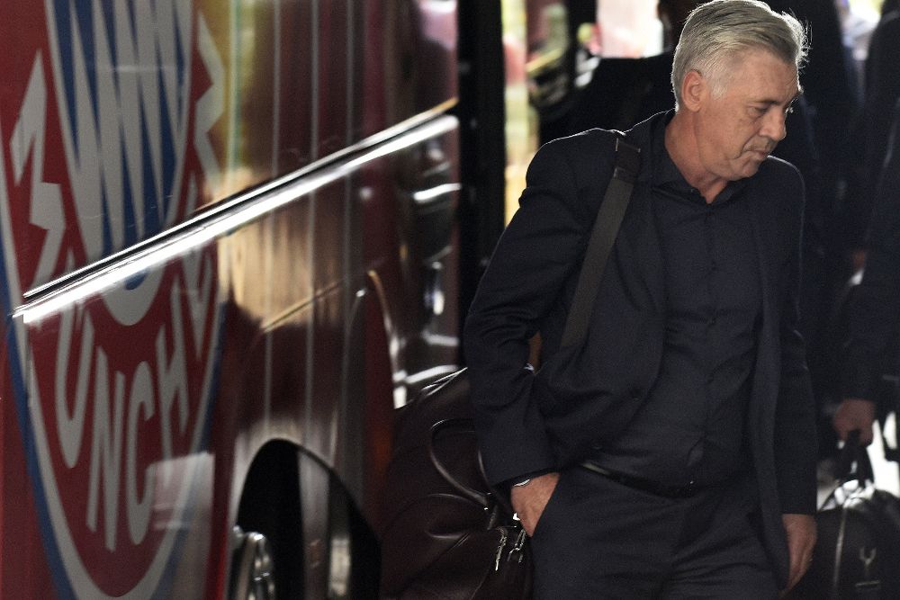 Ancelotti sale del autobús del equipo a su llegada a Múnich para el partido de anoche ante el PSG.