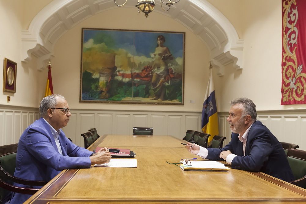 El secretario general del PSOE de Canarias, Ángel Víctor Torres (d), conversa con Casimiro Curbelo.