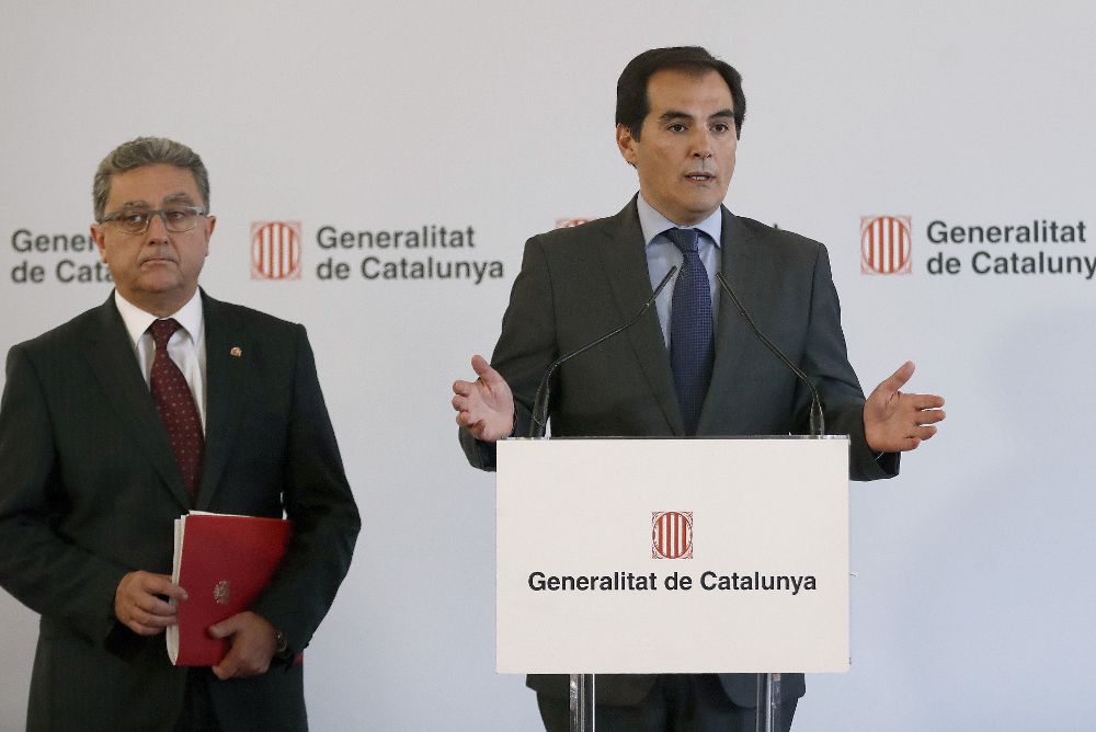 El secretario de Estado de Seguridad, José Antonio Nieto (d) junto al delegado del Gobierno en Cataluña, Enric Millo, durante la rueda de prensa ofrecida tras la reunión de la Junta de Seguridad de Cataluña.