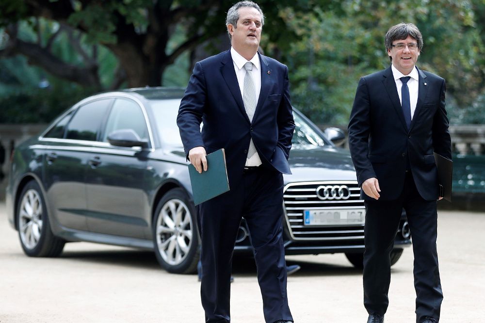 El presidente de la Generalitat, Carles Puigdemont, junto al conseller de Interior, Joquim Forn (i).