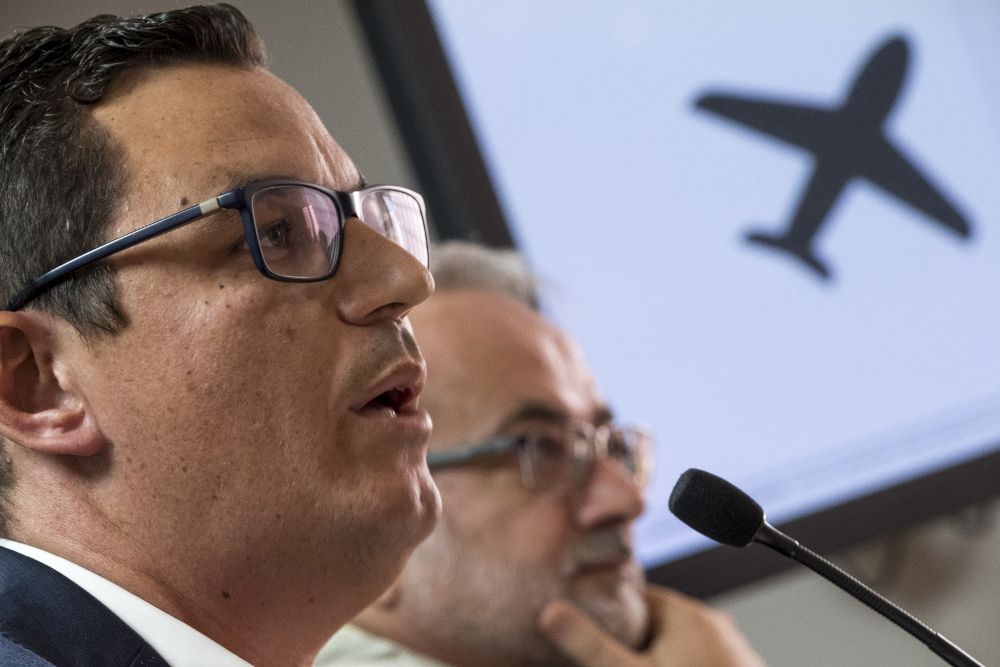 El vicepresidente del Gobierno de Canarias, Pablo Rodríguez (i), y Germán Blanco, responsable del informe encargado por el Ejecutivo para estudiar qué medidas se pueden adoptar para el abaratamiento de los billetes aéreos entre las islas y el resto de España.
