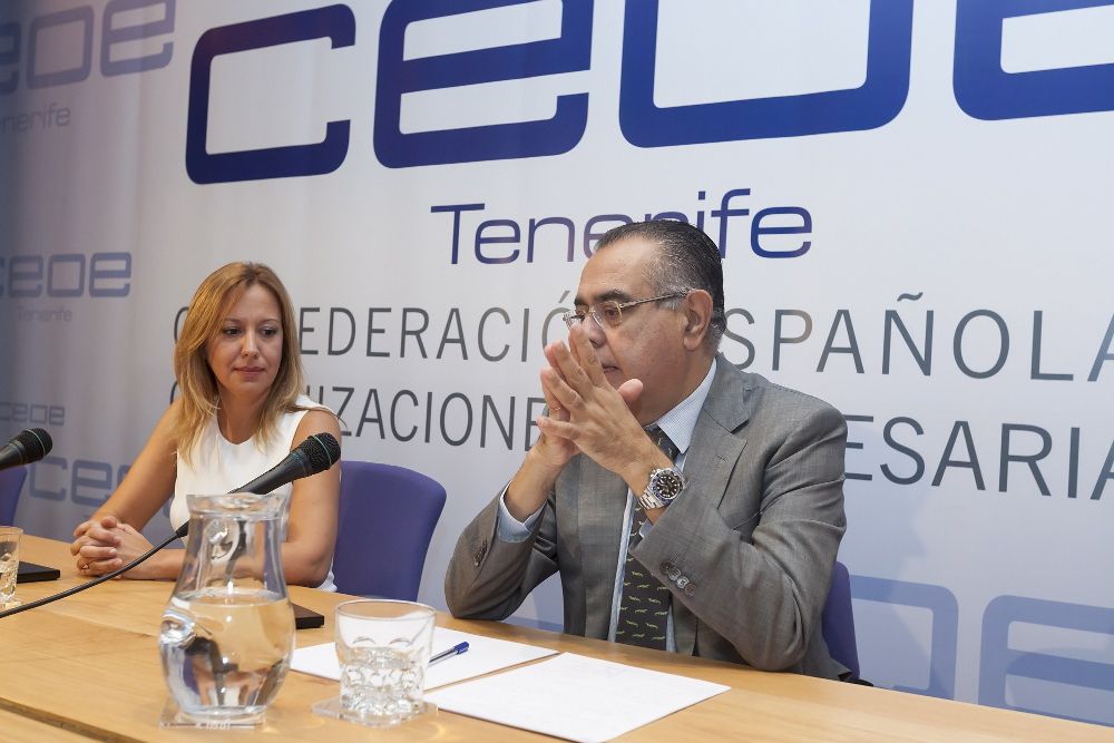 La consejera de Hacienda del Gobierno de Canarias, Rosa Dávila (i), se reunió hoy con el comité ejecutivo de la Confederación de Empresarios de Santa Cruz de Tenerife (CEOE-Tenerife), presidido por José Carlos Francisco (d).