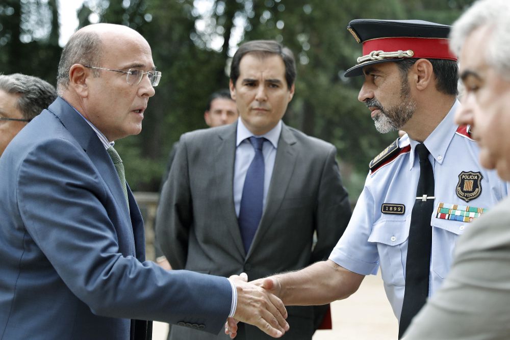 El coordinador del dispositivo policial del 1-O, Diego Pérez de los Cobos (i), saluda al mayor de los Mossos d'Esquadra, Josep Lluis Trapero (d).