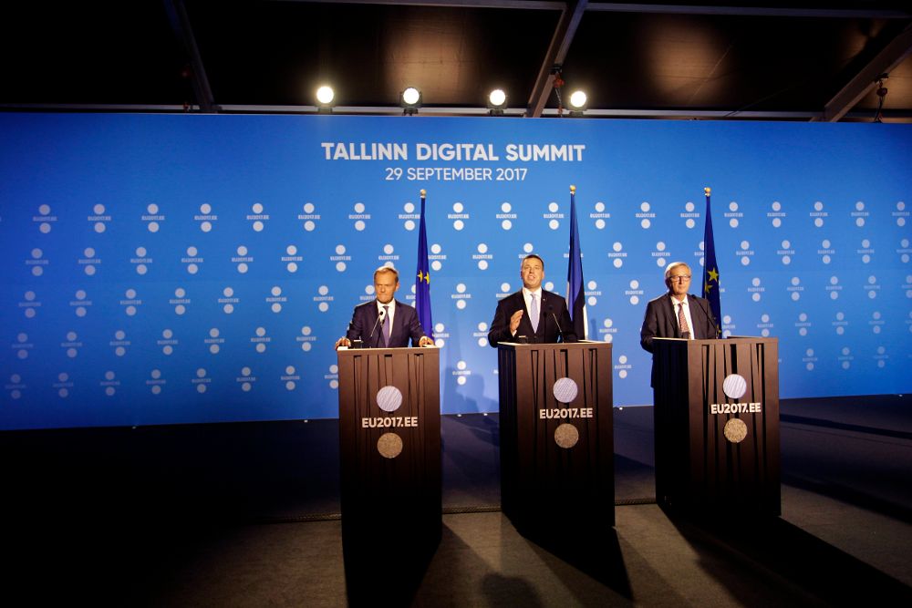 (De izq a dcha) El presidente del Consejo Europeo, Donald Tusk, el primer ministro estonio, Juri Ratas, y el presidente de la Comisión Europea, Jean-Claude Juncker, ofrecen una rueda de prensa durante la Cumbre de la UE.