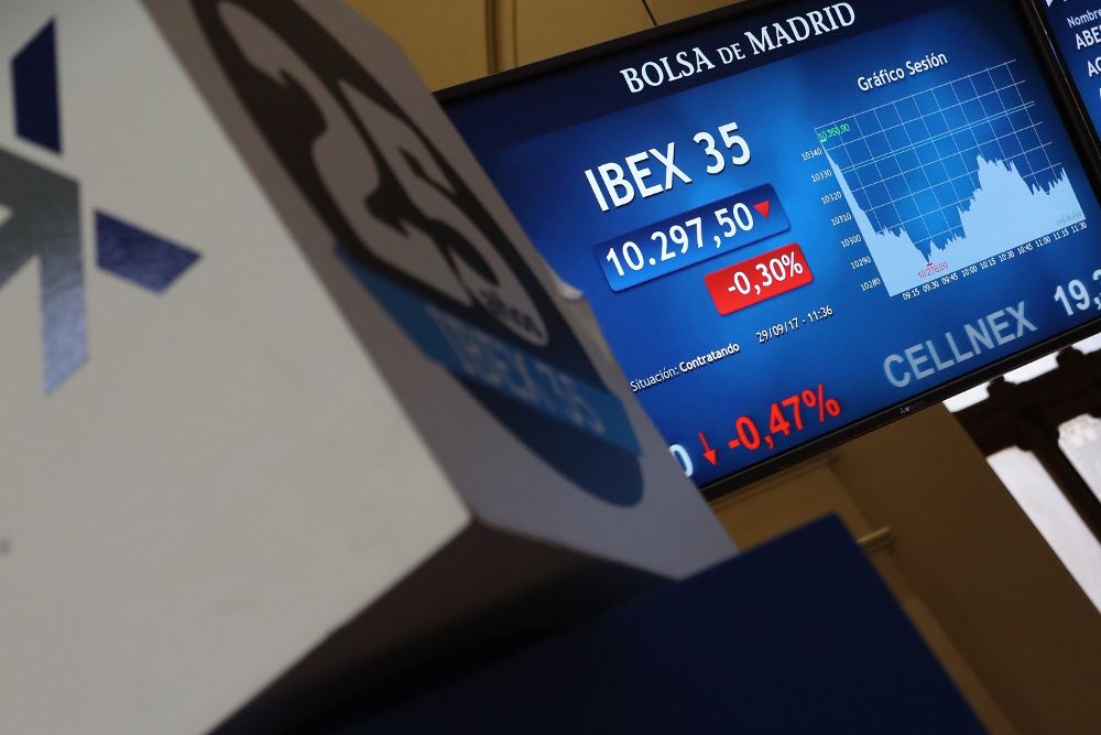 El IBEX 35, principal indicador de la Bolsa española perdió los 10.300 puntos al mediodía, pero después remontó.
