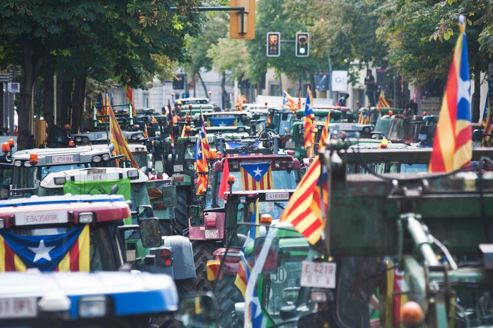 Unos 500 tractores, convocados por el sindicato agrario Unió de Pagesos, han llenado este mediodía el centro de Girona en una marcha a favor del referéndum del domingo.