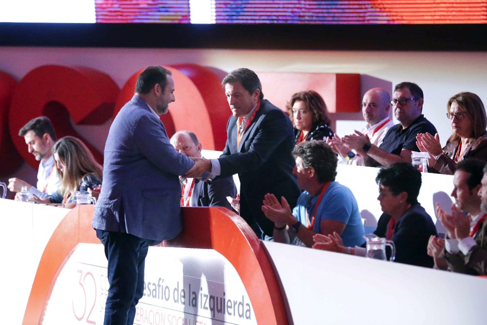 Javier Fernández saluda al secretario de organización del PSOE, José Luis Ábalos (i) durante su intervención en el 32 Congreso del FSA-PSOE.