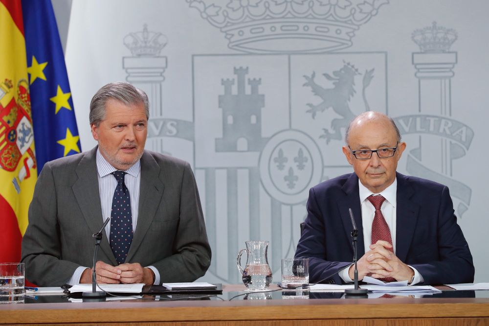 El portavoz del Gobierno y ministro de Educación, Cultura y Deporte, Íñigo Méndez de Vigo (i), y el ministro de Hacienda, Cristóbal Montoro.
