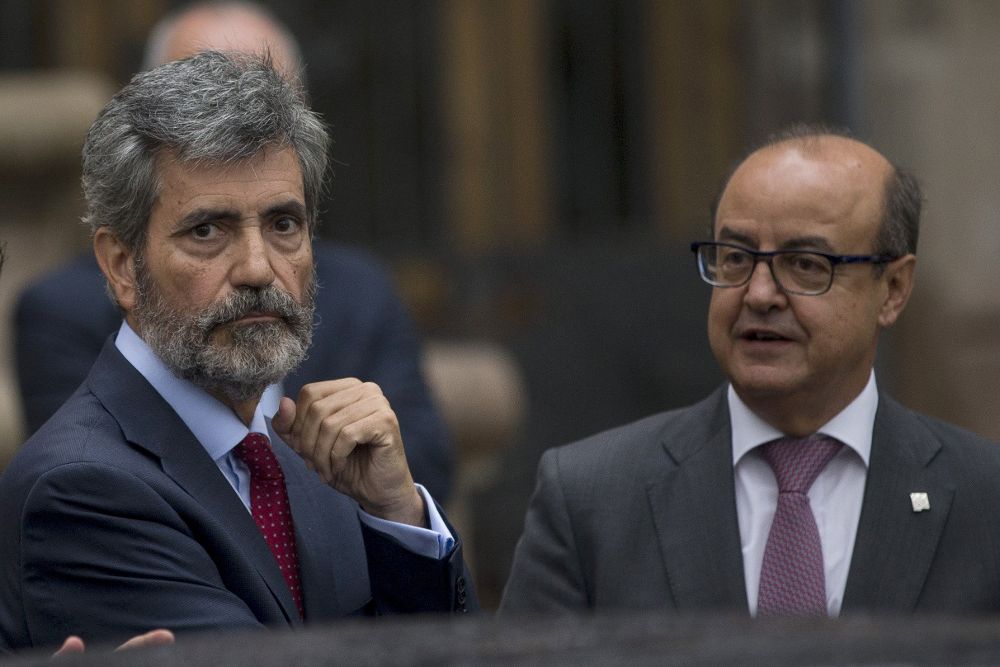 El presidente del Tribunal Supremo y del Consejo General del Poder Judicial Carlos Lesmes (i), junto al presidente del TSJC, Jesús M. Barrientos (d).