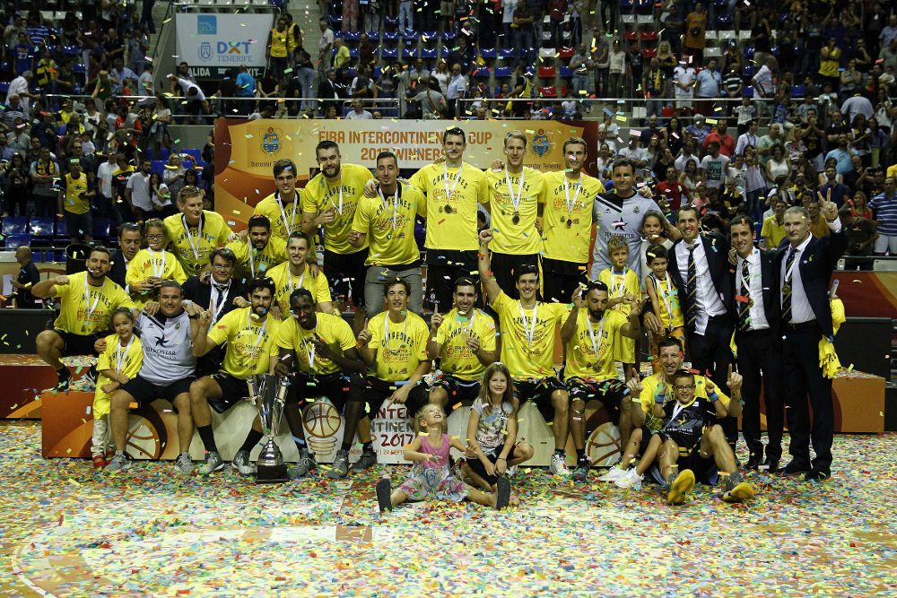 Los jugadores del Iberostar Tenerife celebran su victoria en la Copa Intercontinental tras superar al equipo venezolano Guaros de Lara.