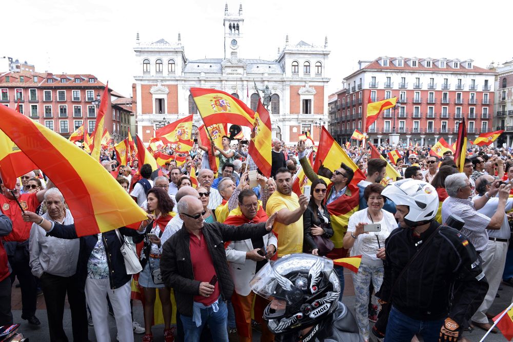 Más de 2.000 personas se han concentrado hoy con banderas de España y gritos como "España unida, jamás será vencida" en la Plaza Mayor de Valladolid para protestar por el referéndum ilegal en Cataluña. 