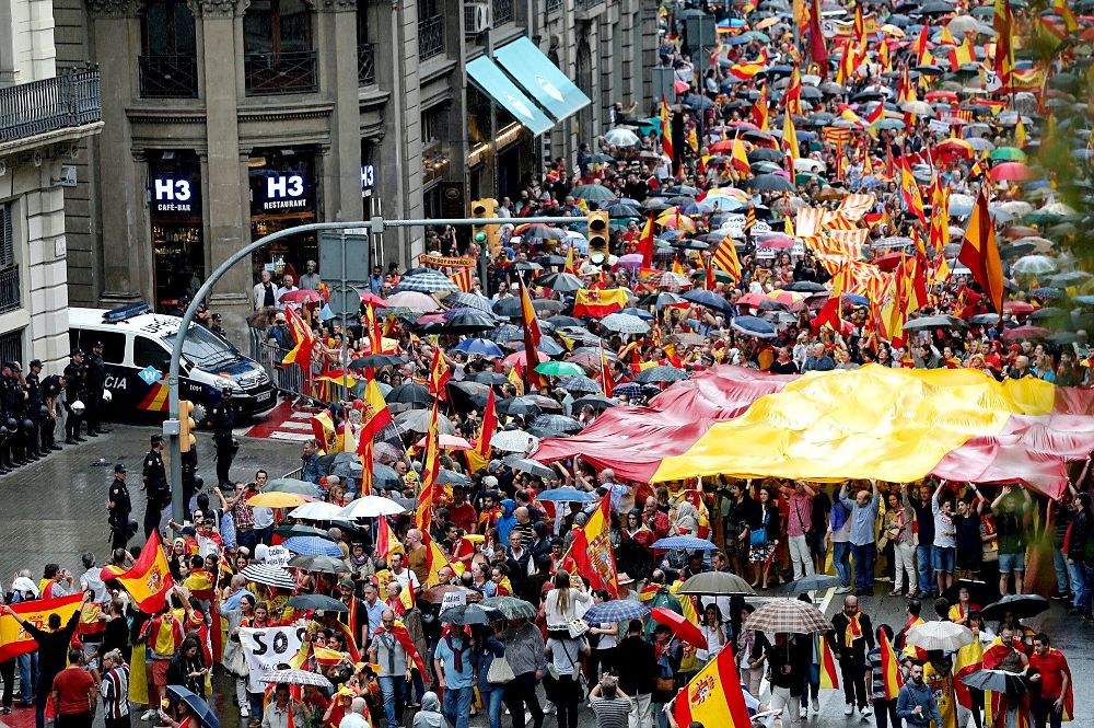 La manifestación convocada por Movimiento Cívico de España y Catalanes, a su paso por la Jefatura Superior de Policía de Barcelona.