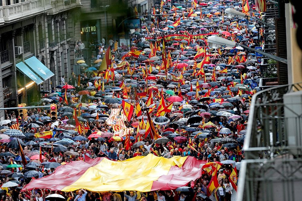 Varios participantes portan la bandera española durante la manifestación por la Vía Layetana.