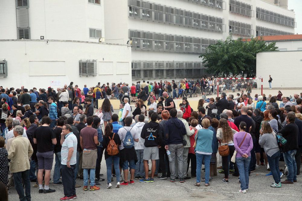 Numerosas personas hacen cola para votar el IES Antoni Martí i Franquès de Tarragona.
