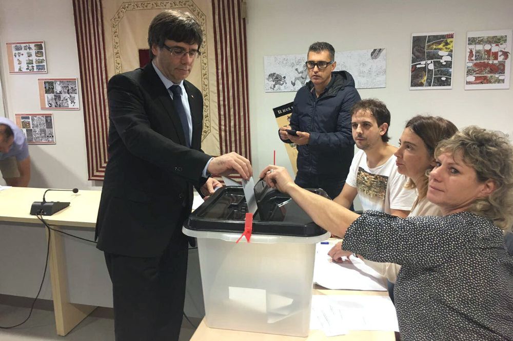 Fotografía facilitada por la Generalitat del presidente, Carles Puigdemont, que ha acudido a votar al centro de votación instalado en Cornellá de Terri, tras evitar acudir al colegio electoral que tenía previsto.