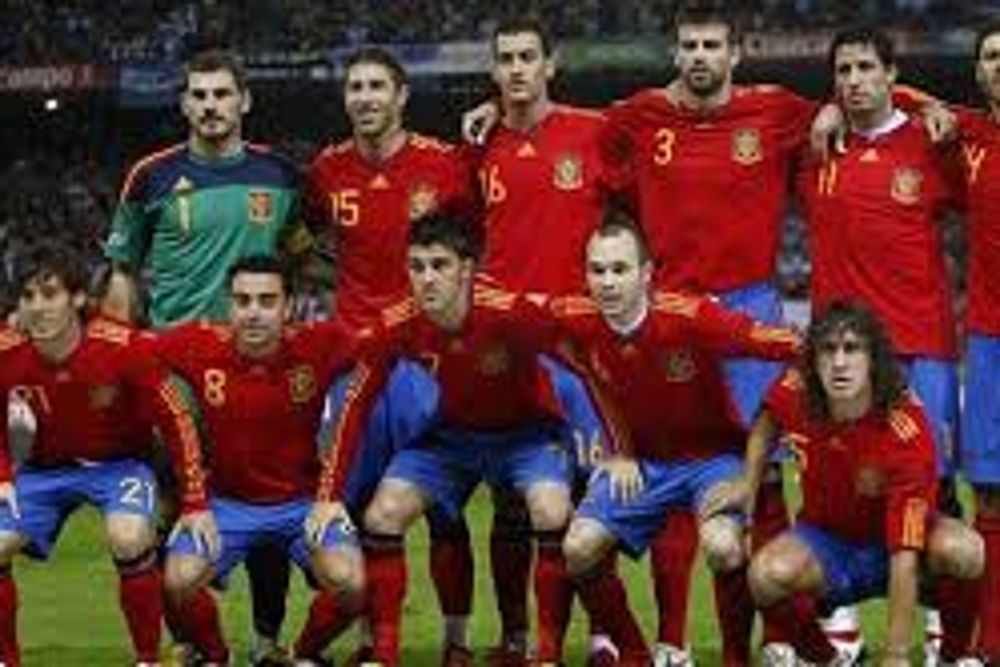Xavi (2º iz abajo) y Puyol (1º de. abajo), en una formación de la selección española de fútbol.