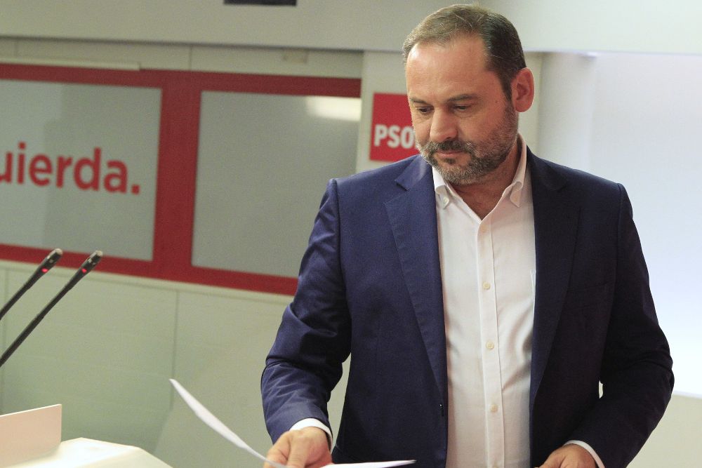 El secretario de Organización del PSOE, José Luis Ábalos, durante una declaración sin preguntas ofrecida hoy en la sede socialista de Ferraz.