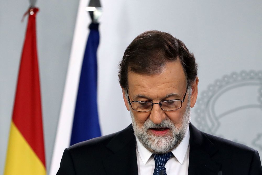 El presidente del Gobierno, Mariano Rajoy, durante la declaración institucional celebrada esta noche en La Moncloa, en Madrid, para valorar la jornada vivida en Cataluña a causa del referéndum ilegal.