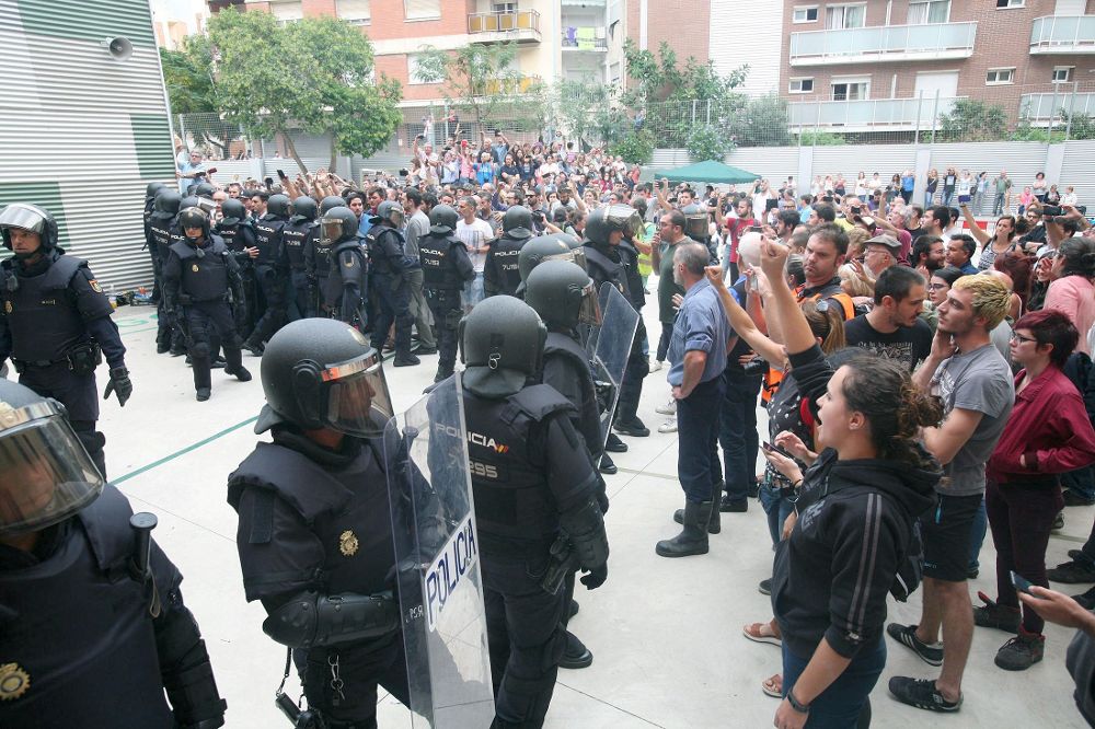 Agentes de la policía nacional forman un cordón policial en el IES Tarragona.