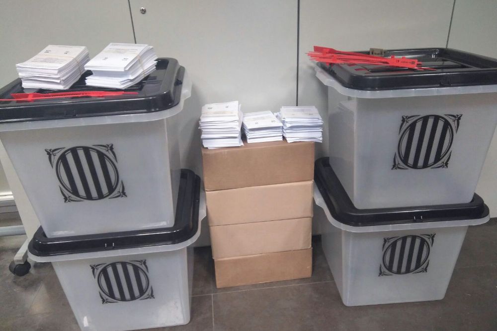 Fotografía publicada en el Twitter del Ministerio del Interior que muestran las primeras urnas y papeletas incautadas por la Policía, en Barcelona.