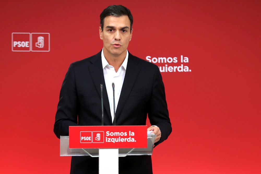 El secretario general del PSOE, Pedro Sánchez, durante la declaración en la sede de su partido, en Madrid, para valorar la jornada vivida en Cataluña a causa del referéndum ilegal.