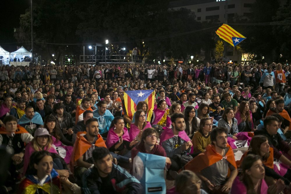 Cientos de personas se congregan esta noche en la plaza de Cataluña, en Barcelona, donde intervienen el presidente de la Asamblea Nacional Catalana (ANC), Jordi Sánchez, y el presidente de Omnium Cultural, Jordi Cuixart.