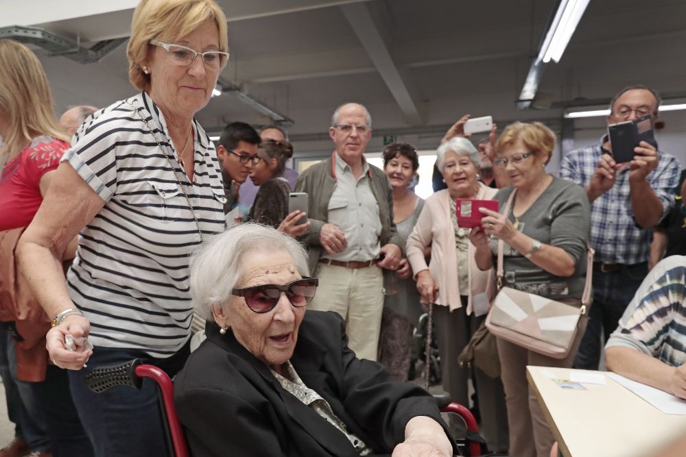 Ángela Rovira, una mujer de 104 años vota en el referéndum independentista del 1-O.